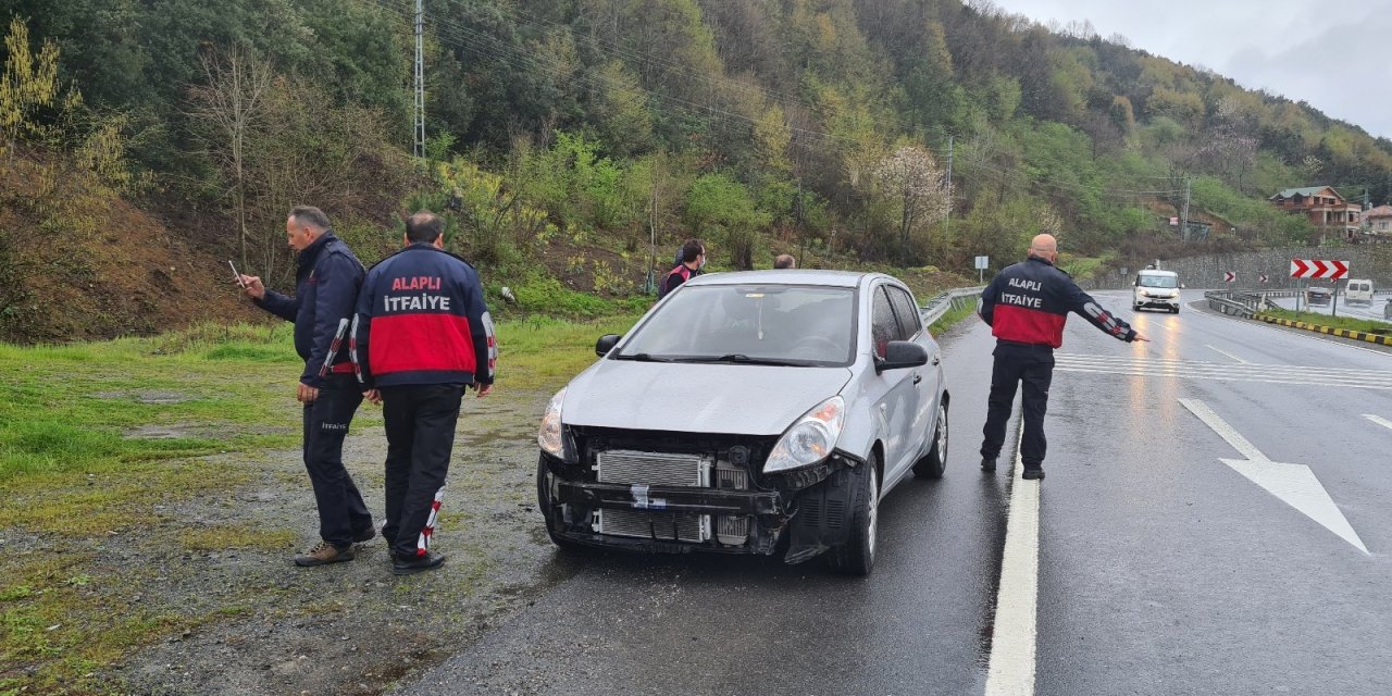 Otomobil Bariyerlere Çarparak Durabildi