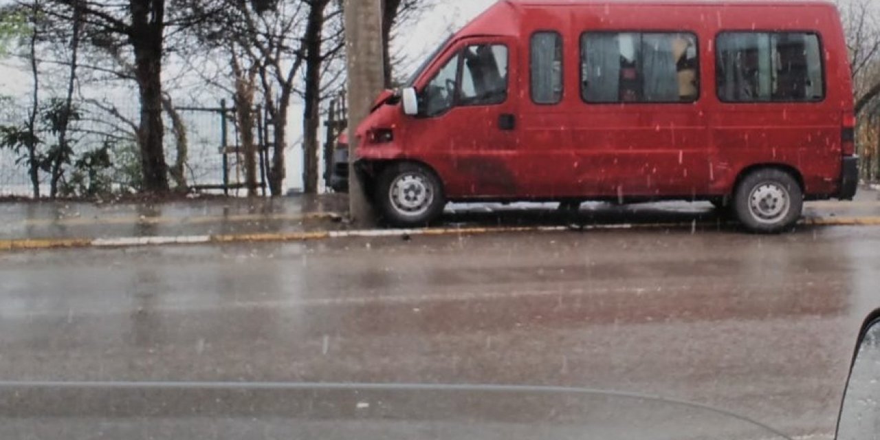Direksiyonu Kilitlenen Araç Elektrik Direğine Çarptı
