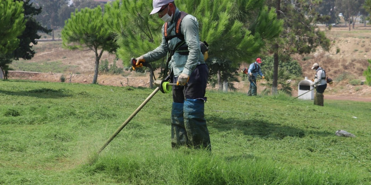 Toroslar’da Park Ve Yeşil Alanlar Bakımdan Geçiriliyor