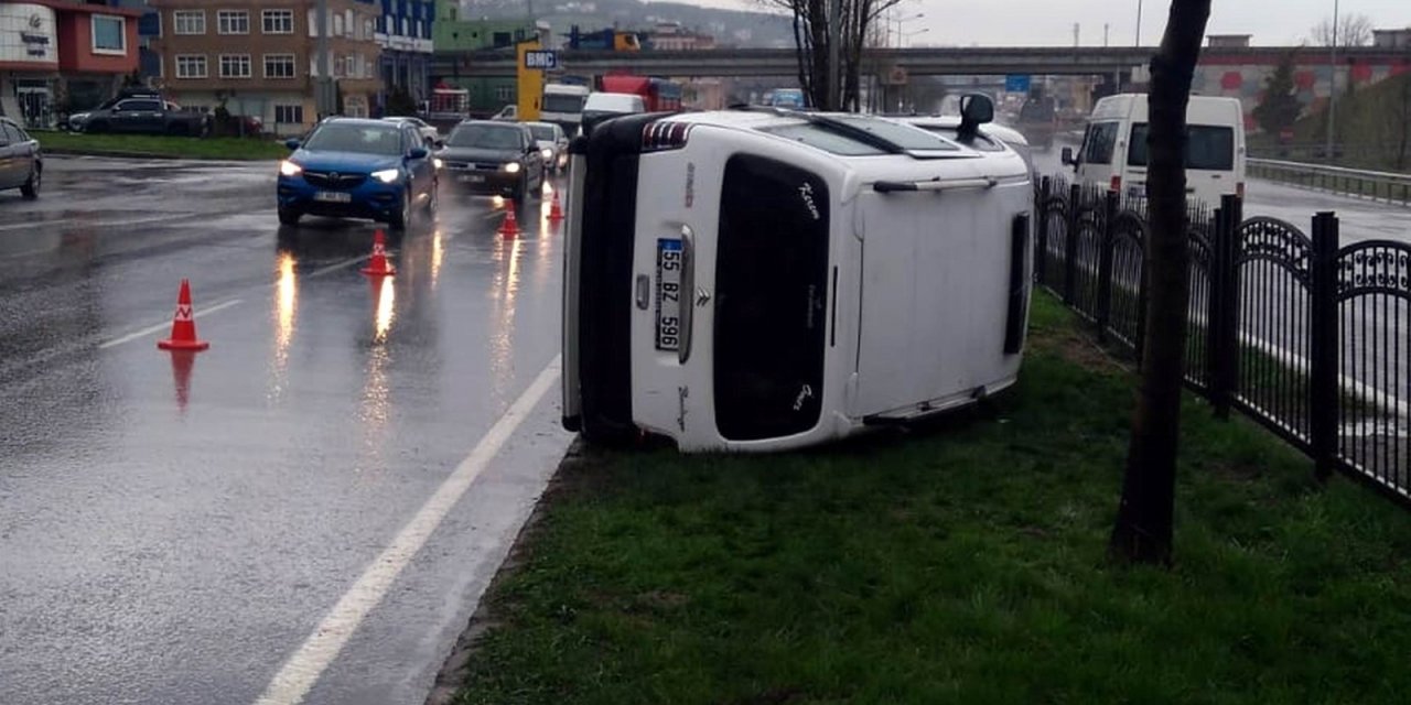 Samsun’da Hafif Ticari Araç Refüje Devrildi: 1 Yaralı