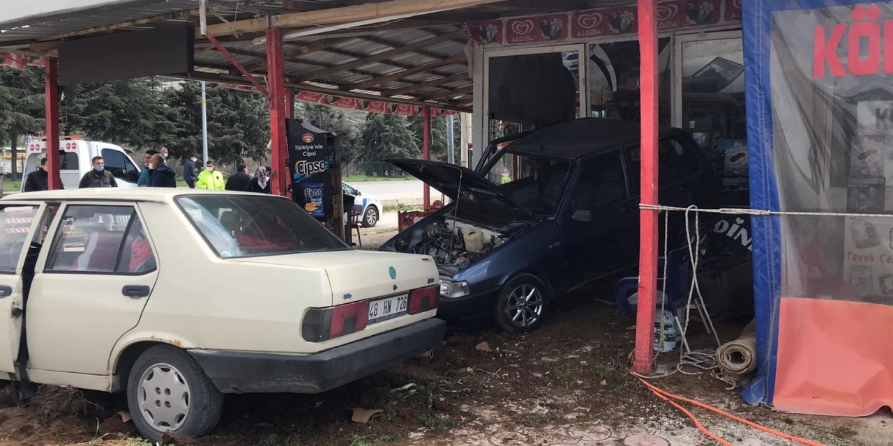 Lastiği Patlayan Araç Önce Başka Araca Çarptı, Ardından Markete Girdi