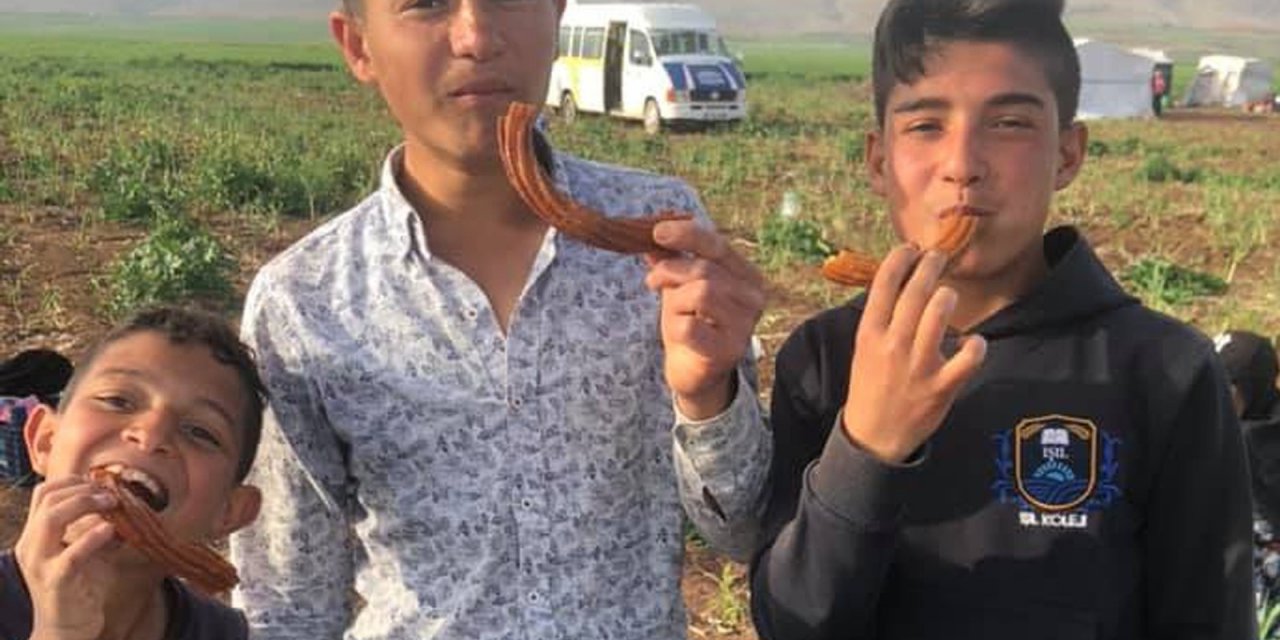 Hayırsever İ̇ş Adamı Şahin Tarım İşçilerine Tatlı İkram Etti