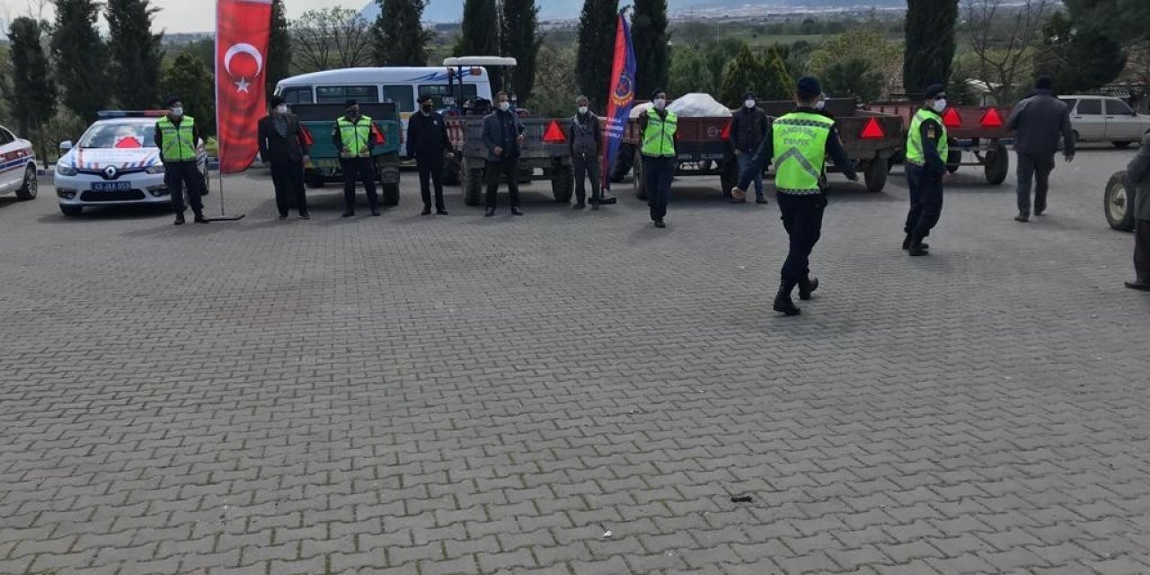 Manisa’da Jandarma Çiftçilere Reflektör Dağıttı