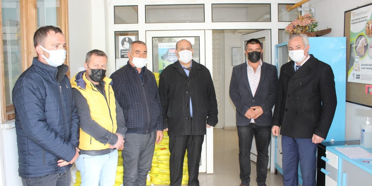 Osmaneli’de Çiftçilere Yonca Tohumu Dağıtımı Yapıldı