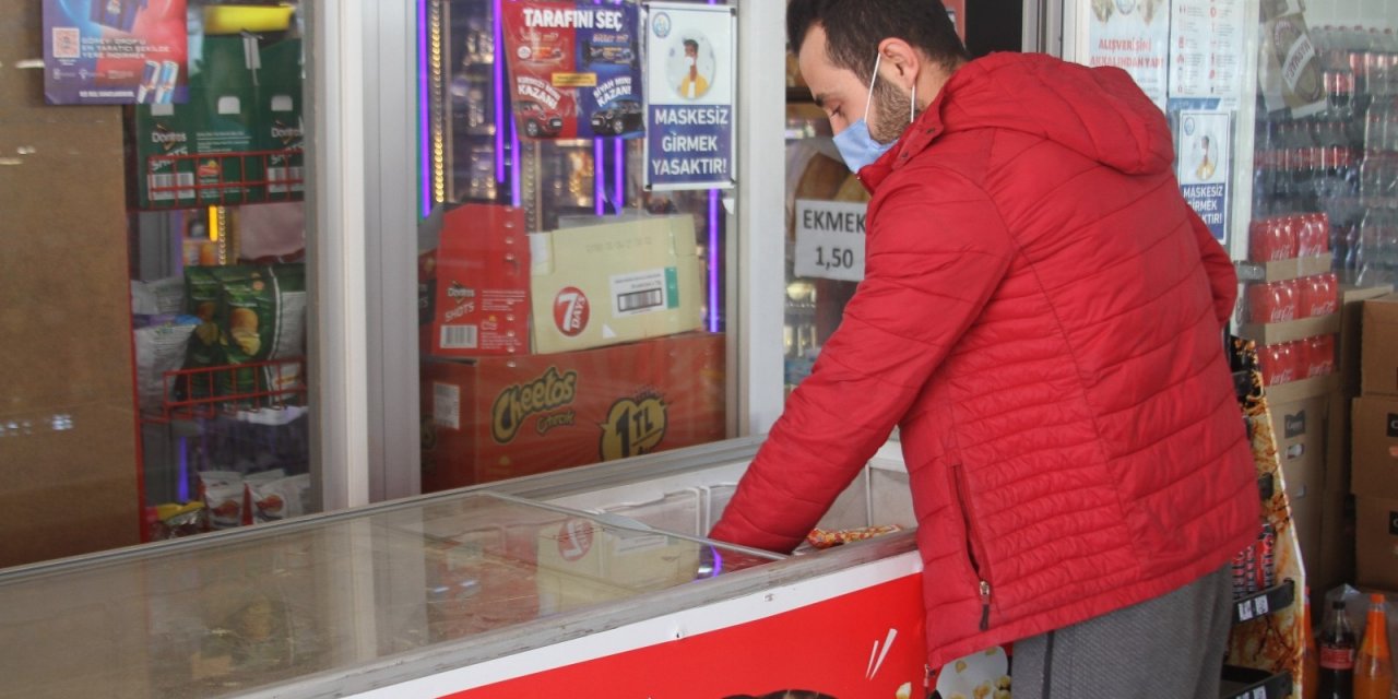 Rüzgarın Sürüklediği Dolabı Tutmaya Çalışan Market Sahibi: “ayaklarımız Kaydı, Dolabı Zapt Edemedik”
