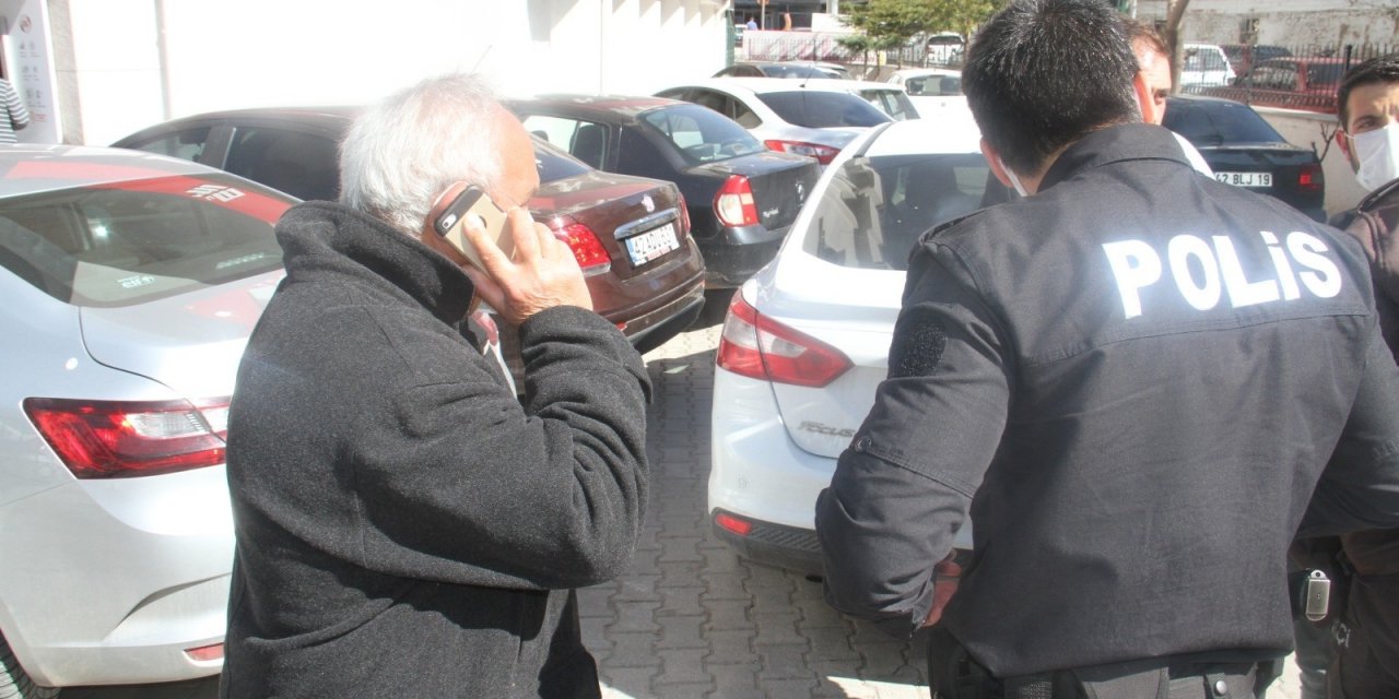 Evine Taksi Gönderilen Emekli Gurbetçiyi Bankanın Güvenlik Görevlisi Dolandırılmaktan Kurtardı
