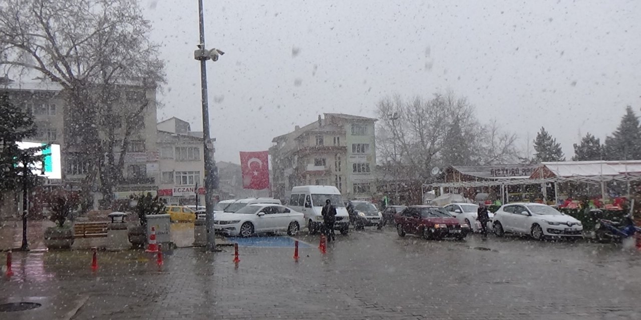 İ̇lkbaharda Yağan Kar Görsel Şölen Oluşturdu
