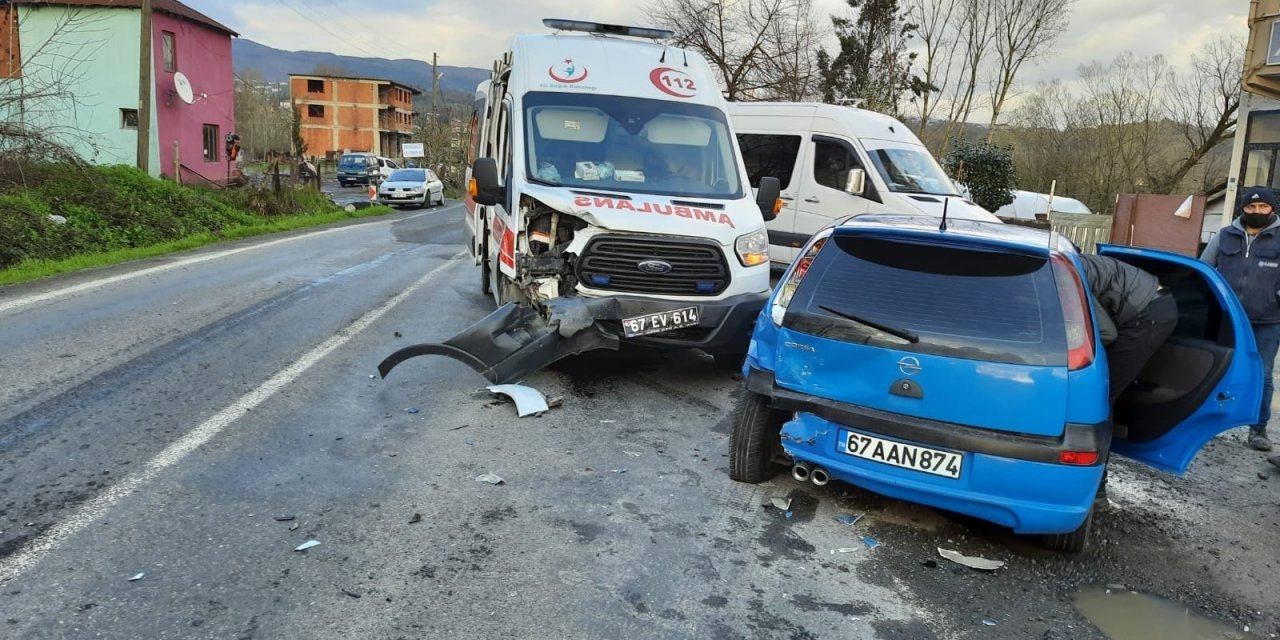 Ambulans İle Otomobil Çarpıştı: 4 Yaralı