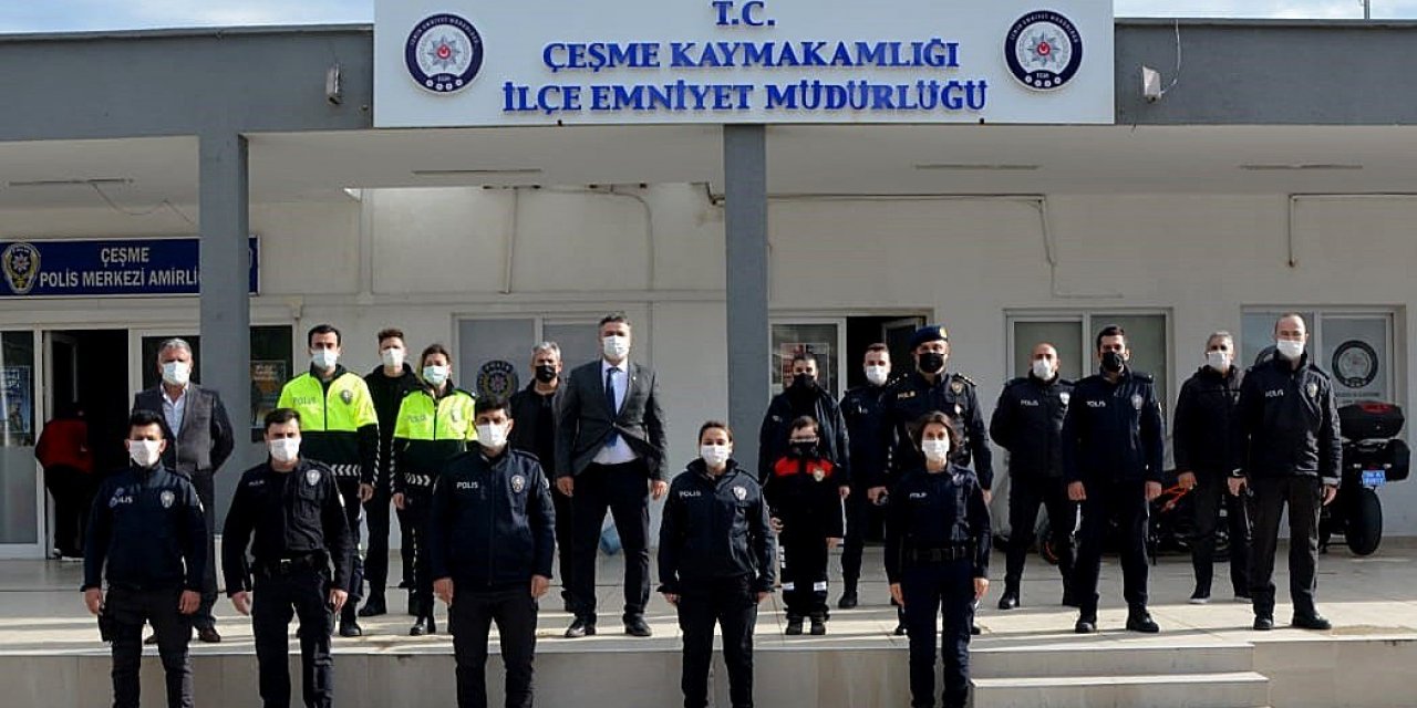 Polis Haftası’nda, Çeşme Esnafına Ve Vatandaşlara Çiçek
