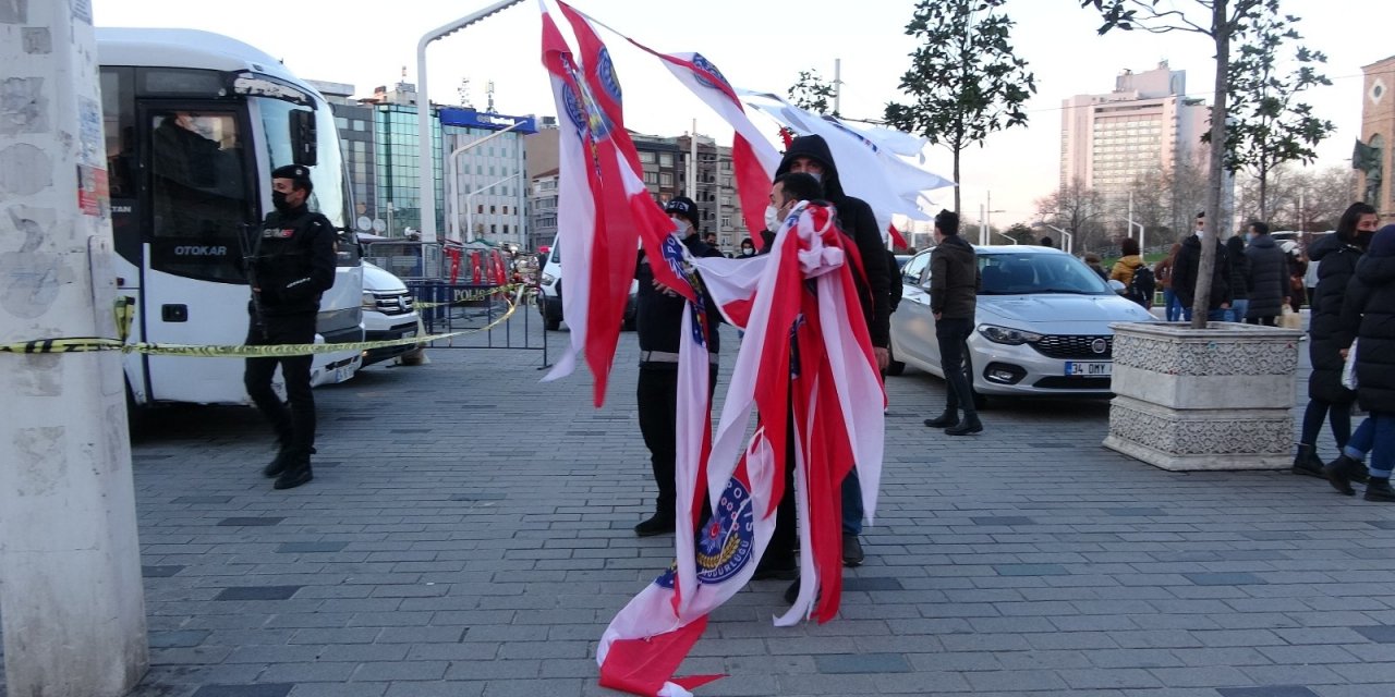 Taksim Meydanı Polis Haftası’nın 176. Kuruluş Yıldönümü İçin Ay-yıldız İle Süslendi