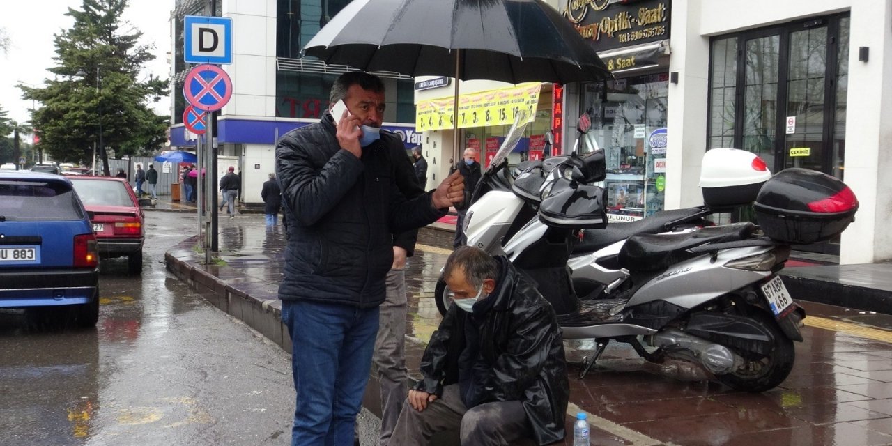 Şemsiye İle Yaralının Başında Bekledi