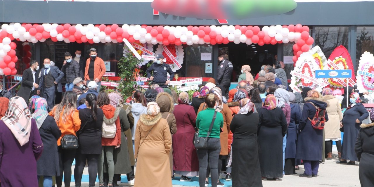 Açılışında İzdiham Çıkan Markete Kapatma Cezası