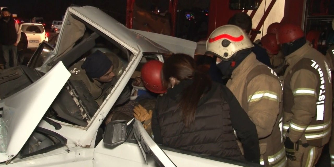 İ̇stanbul’da Feci Kaza: Direğe Ok Gibi Saplanan Araçtan Sağ Çıktı