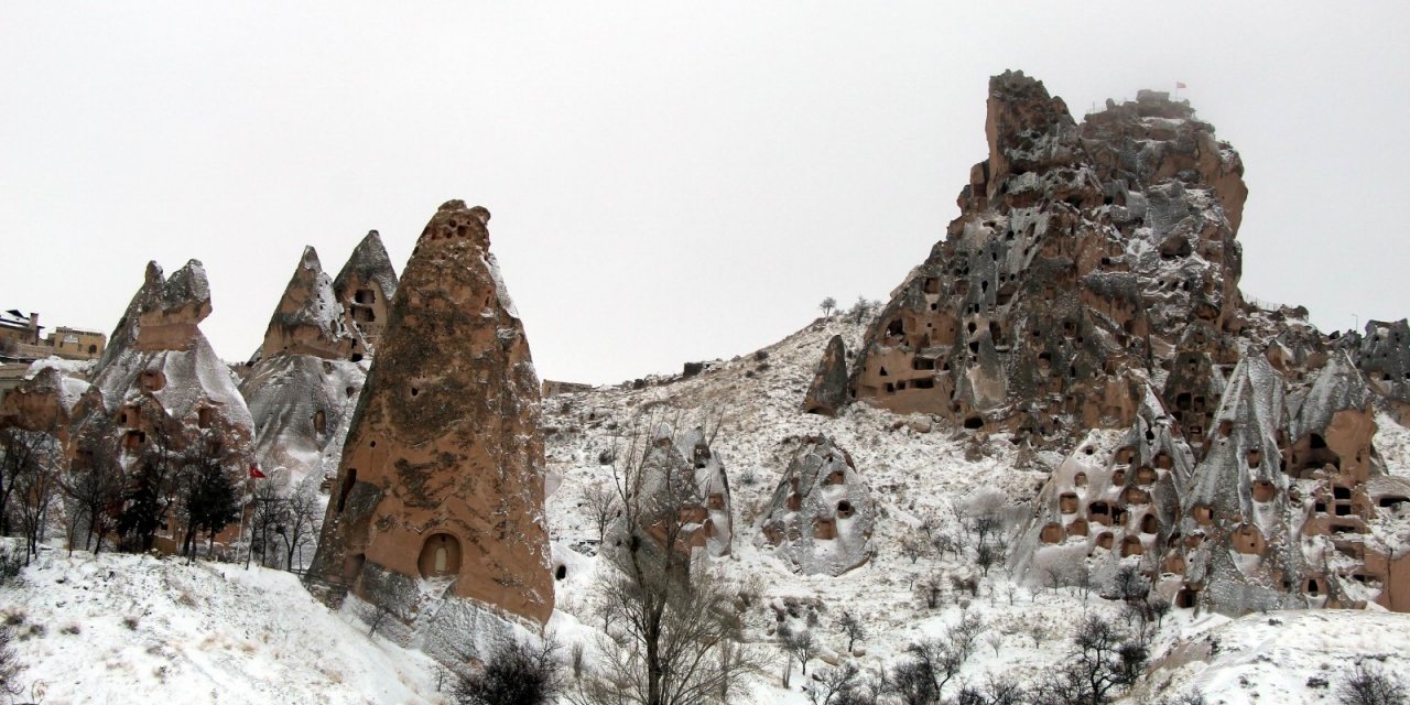 Kapadokya’da Nisan Ayında Peribacaları Beyaza Büründü