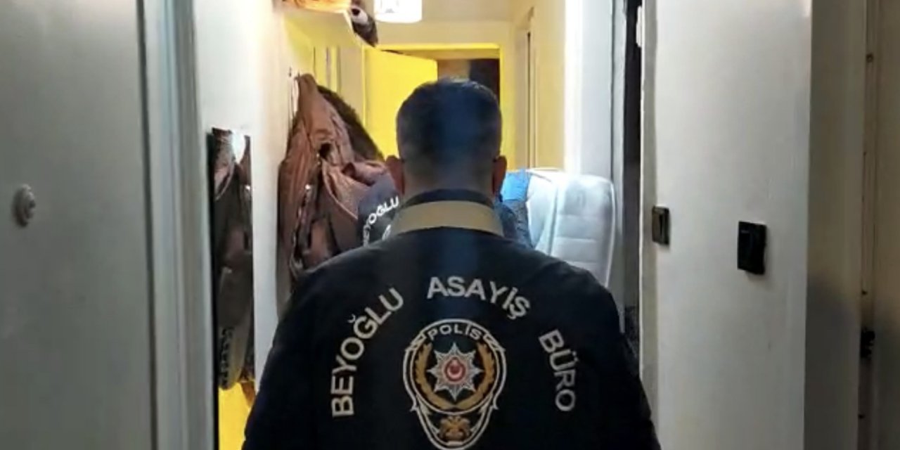 İ̇stanbul’un Göbeğinde “bez Dolaptaki” Uyuşturucu Serasına Baskın Kamerada