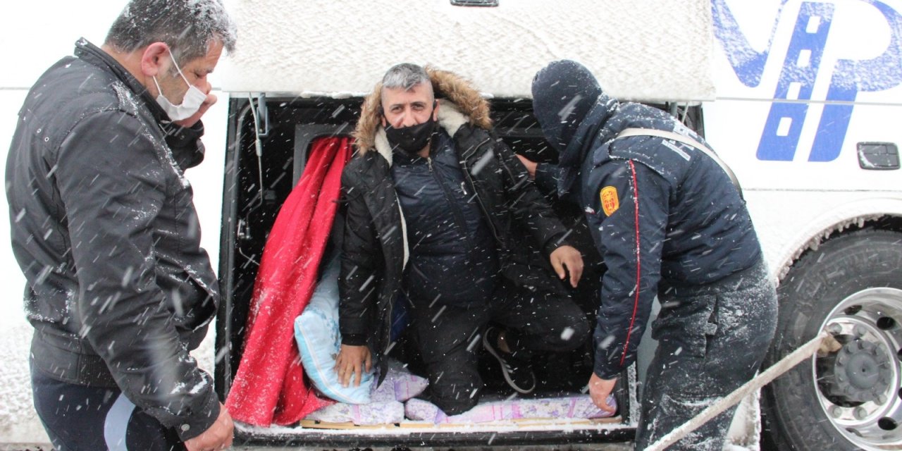 Şarampole Kayan Otobüsteki 24 Kişi Bagajdan Tahliye Edildi