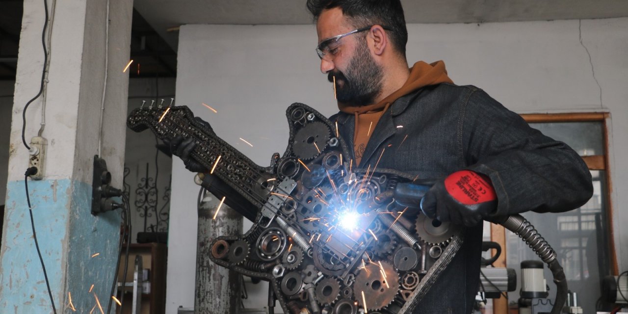 Tamamını Atık Metal Malzemelerden Yaptı, Satın Almak İsteyenlerin Tekliflerini Geri Çeviriyor