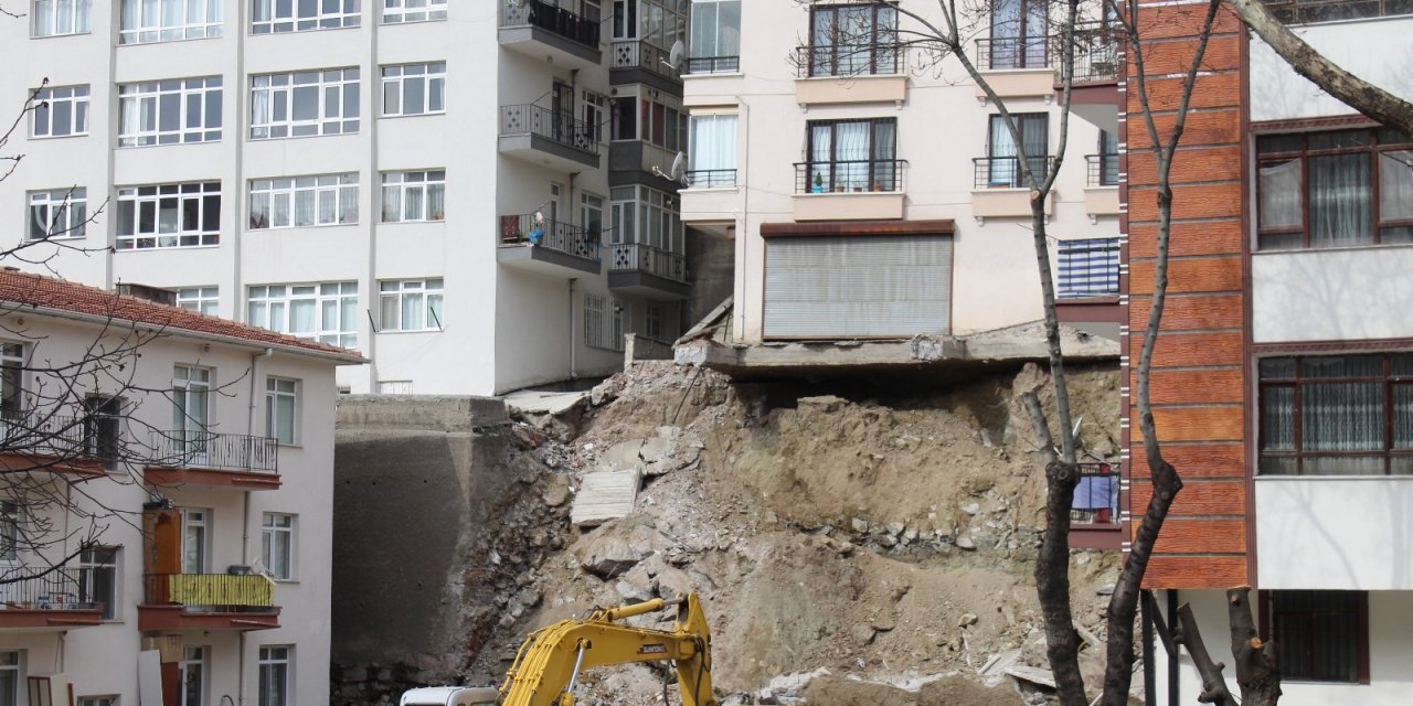 İ̇stinat Duvarı Çöken Bina Sakinleri Mağduriyetlerini Anlattı: