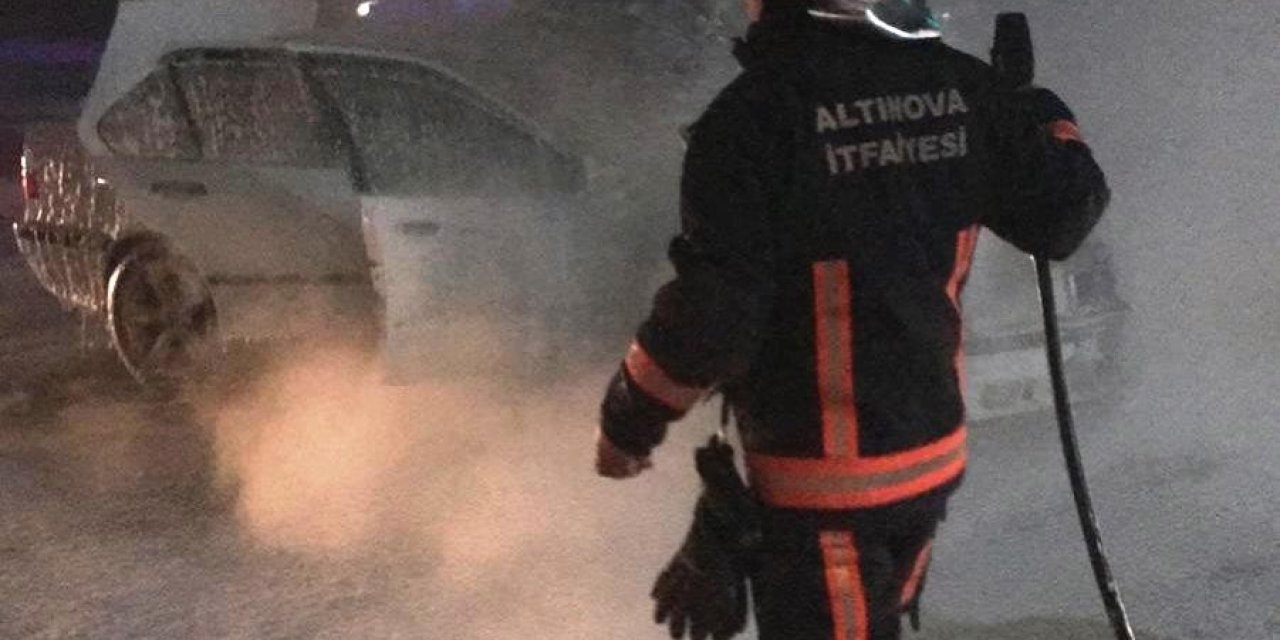 Otomobil Alev Aldı