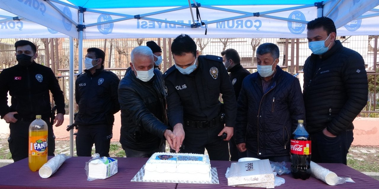 Kavga İhbarına Gelen Polise Pasta Sürprizi