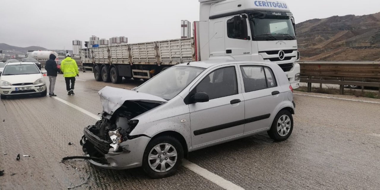 Kırıkkale’de İki Otomobil Çarpıştı: 2 Yaralı