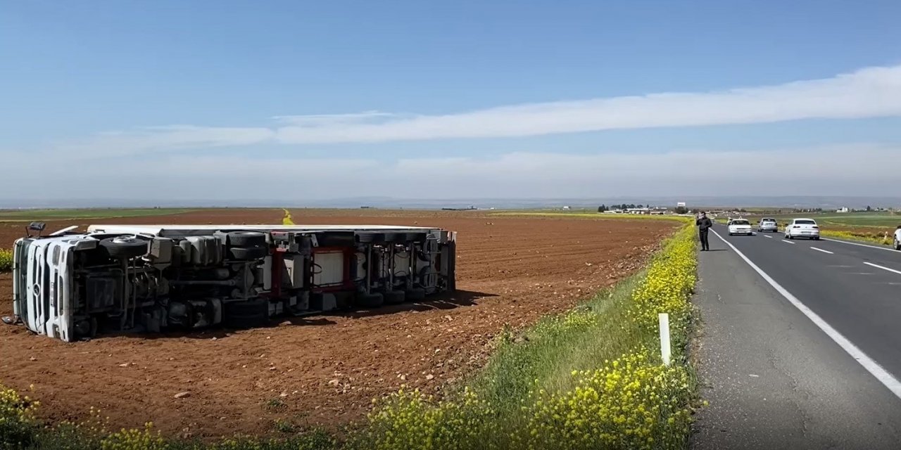 İ̇ran’a Giden Tavuk Yüklü Tır Devrildi: 2 Yaralı