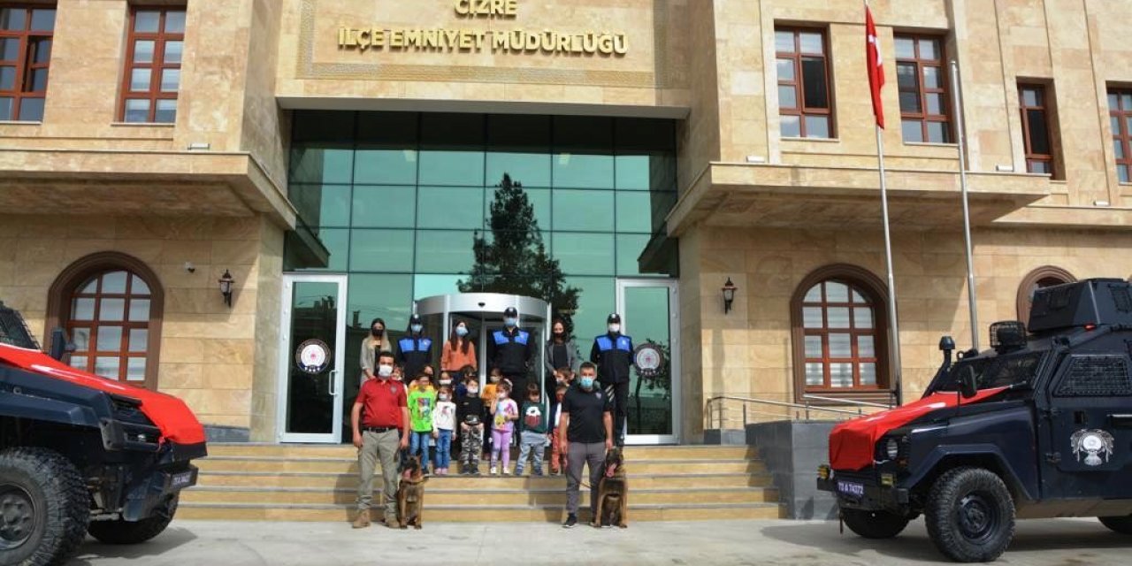 Cizre’de Minik Öğrenciler Emniyet Müdürlüğünü Gezdi