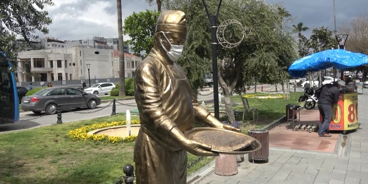 Tepsisi Çalınan ’künefeci Heykeli’’ Yeniden Yapıldı
