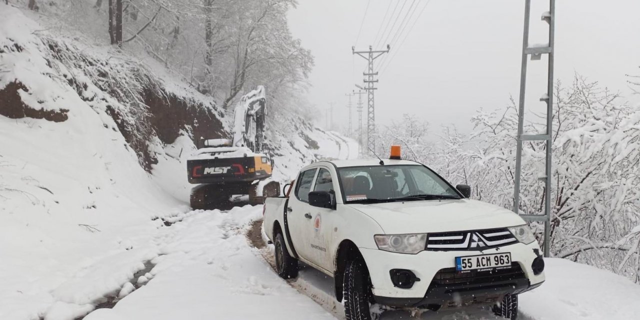 Baharın Ortasında 40 Santim Kar Yağdı, 61 Mahalle Yolu Ulaşıma Kapandı