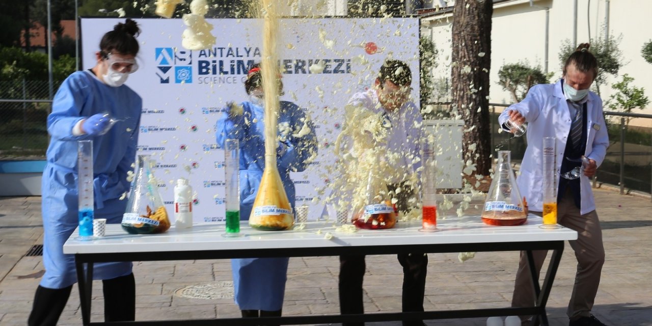 Belediye Başkanının Öğrencilerle Yaptığı Deney Başında Zor Anları