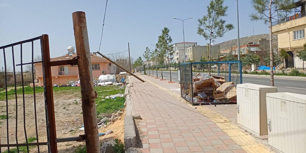 Dicle’de Yıkılmak Üzere Olan Direk Kaymakam Yurdagül’ün Talimatıyla Düzeltildi