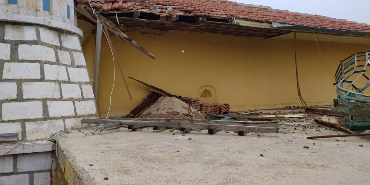 Minare Külahının Yerinden Kopma Anı Görüntüye Yansıdı