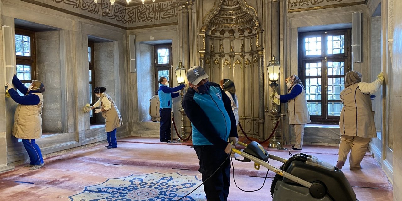 Eyüpsultan Camii Ve Meydanı Gül Suyuyla Yıkandı