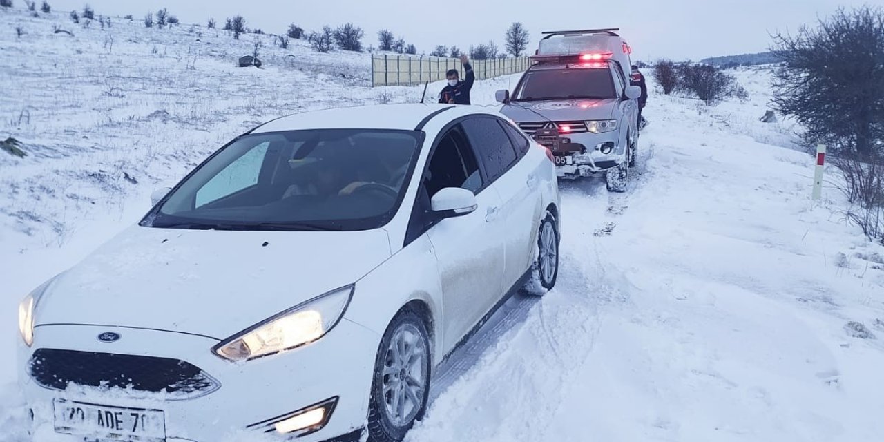 Kara Saplanan Otomobildeki 2 Kişiyi Afad Kurtardı