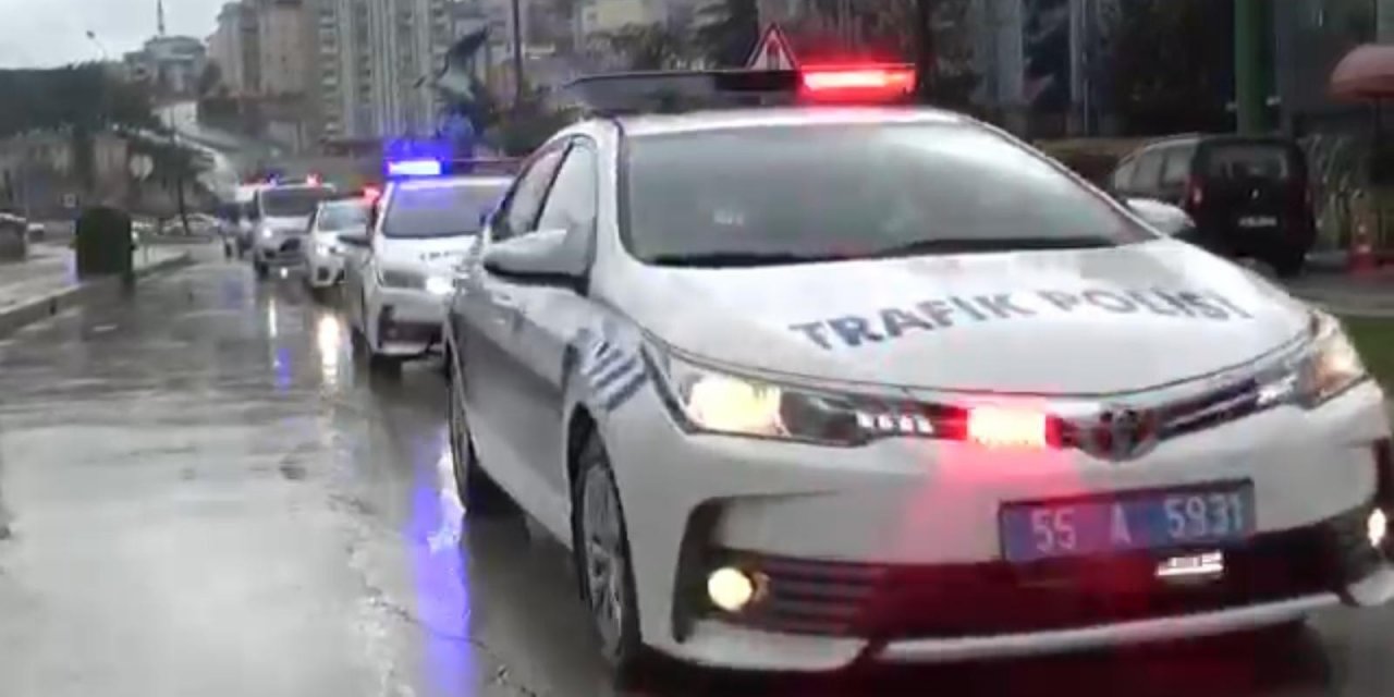 Polis Kortejinde ’maske, Mesafe Ve Hijyen’ Uyarısı