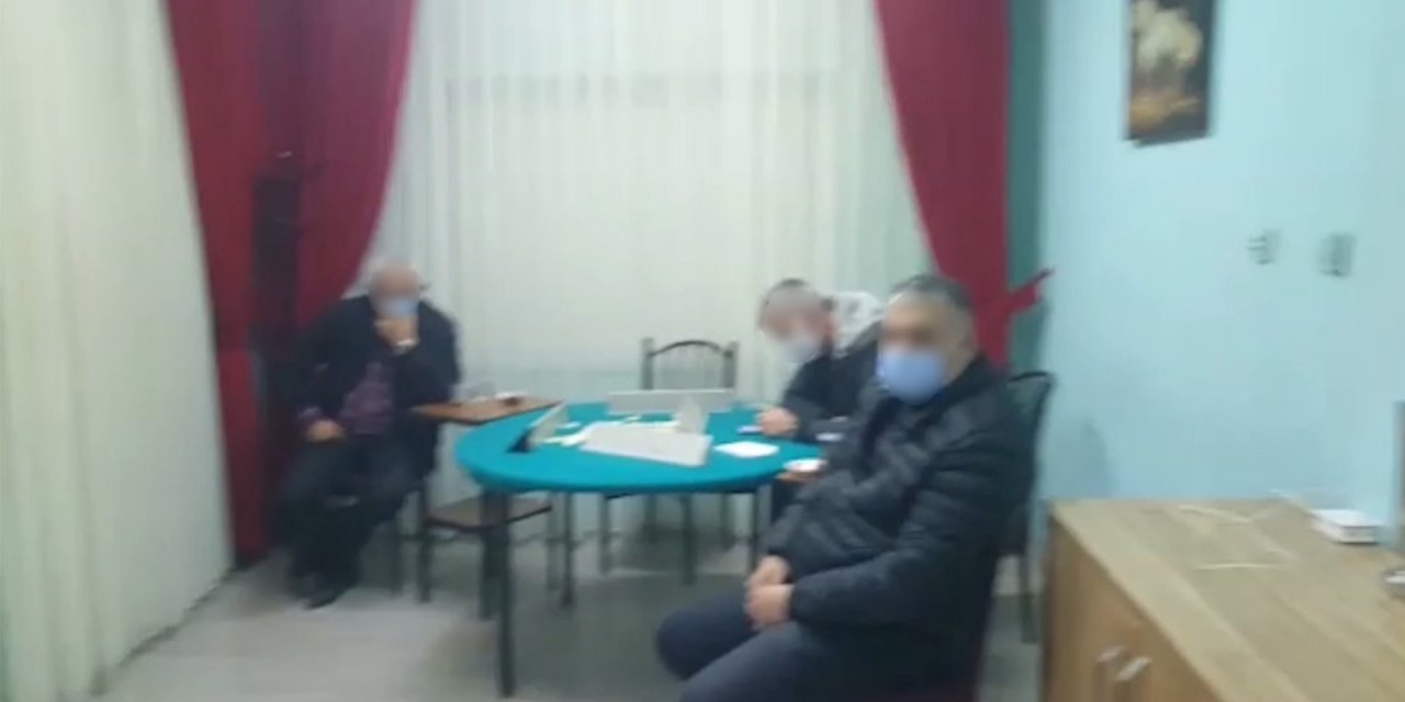 Korona Virüsü Hiçe Sayıp Dernekte ’kumar’ Oynayan 17 Kişiye 106 Bin Lira Ceza