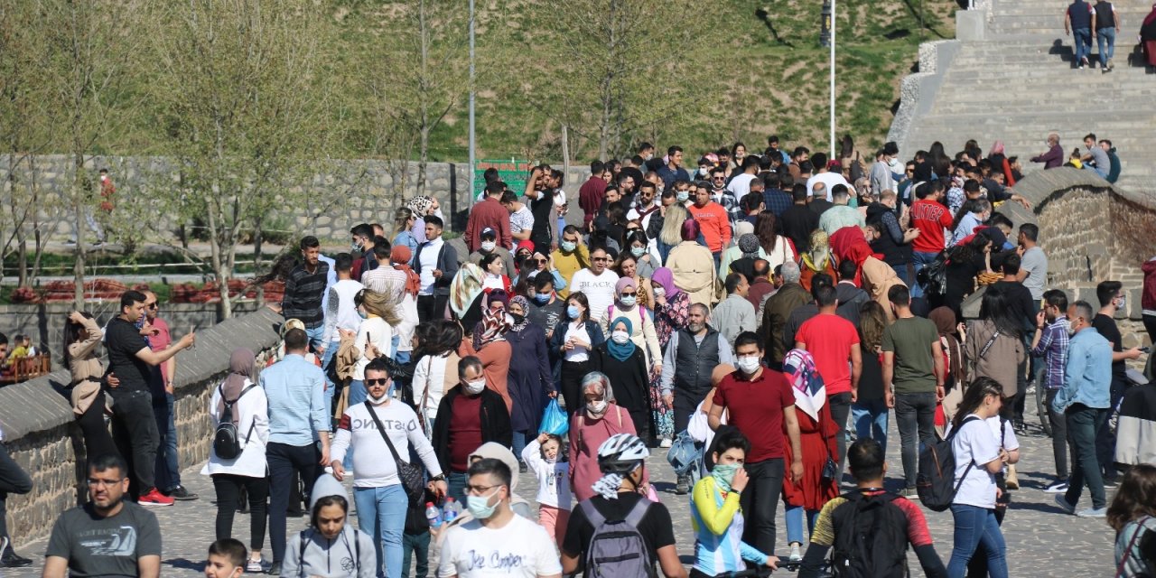 Tarihi On Gözlü Köprüsünde Hafta Sonu ‘korona Virüs’ Halayı Çekildi