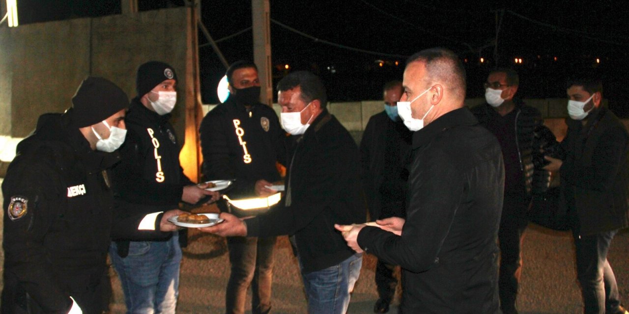 Ağrı Milli Eğitim Müdürü Tekin, Şehrin Giriş Noktalarında Nöbet Tutan Polislere Tatlı İkram Etti