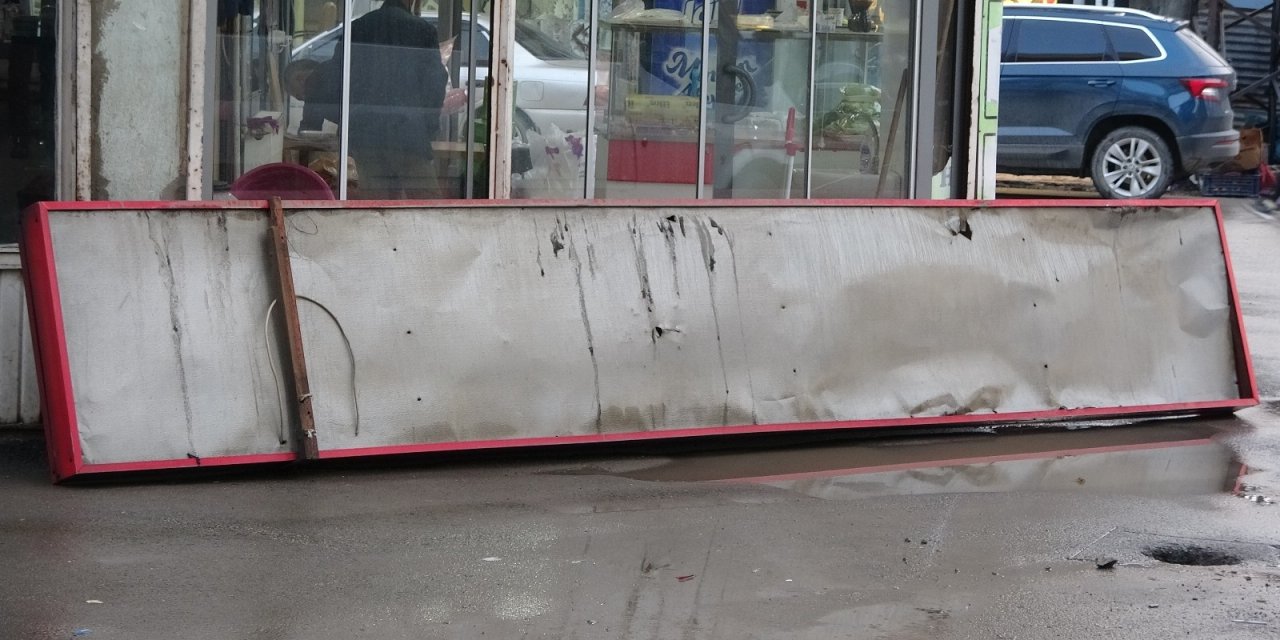 Saniyelerle Düşen Tabelanın Altında Kalmaktan Kurtuldu