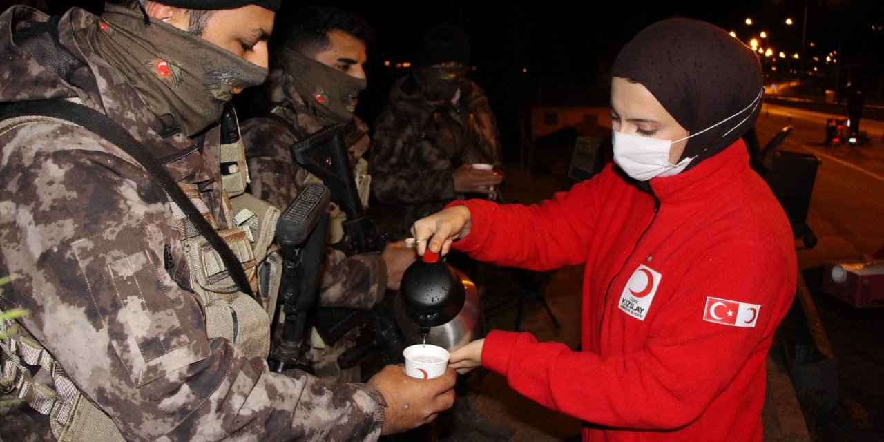 Kızılay’dan Nöbetteki Polislere Çay-kahve İkramı