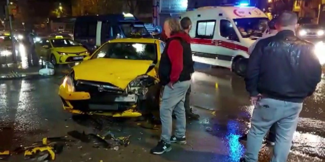 Ümraniye’de Minibüs İle Ticari Taksi Çarpıştı: 1 Yaralı