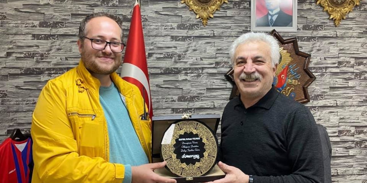 Gençlere Yardım Yapan Kooperatif Başkanına Plaket