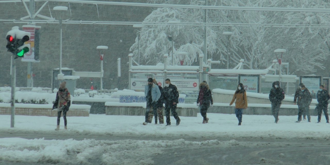 Kayseri’de Nisan Karı Kışı Aratmadı