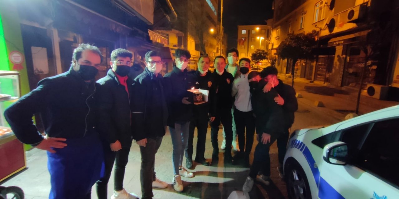 Beyoğlu’nda Kavga İhbarına Giden Polise Pasta Sürprizi