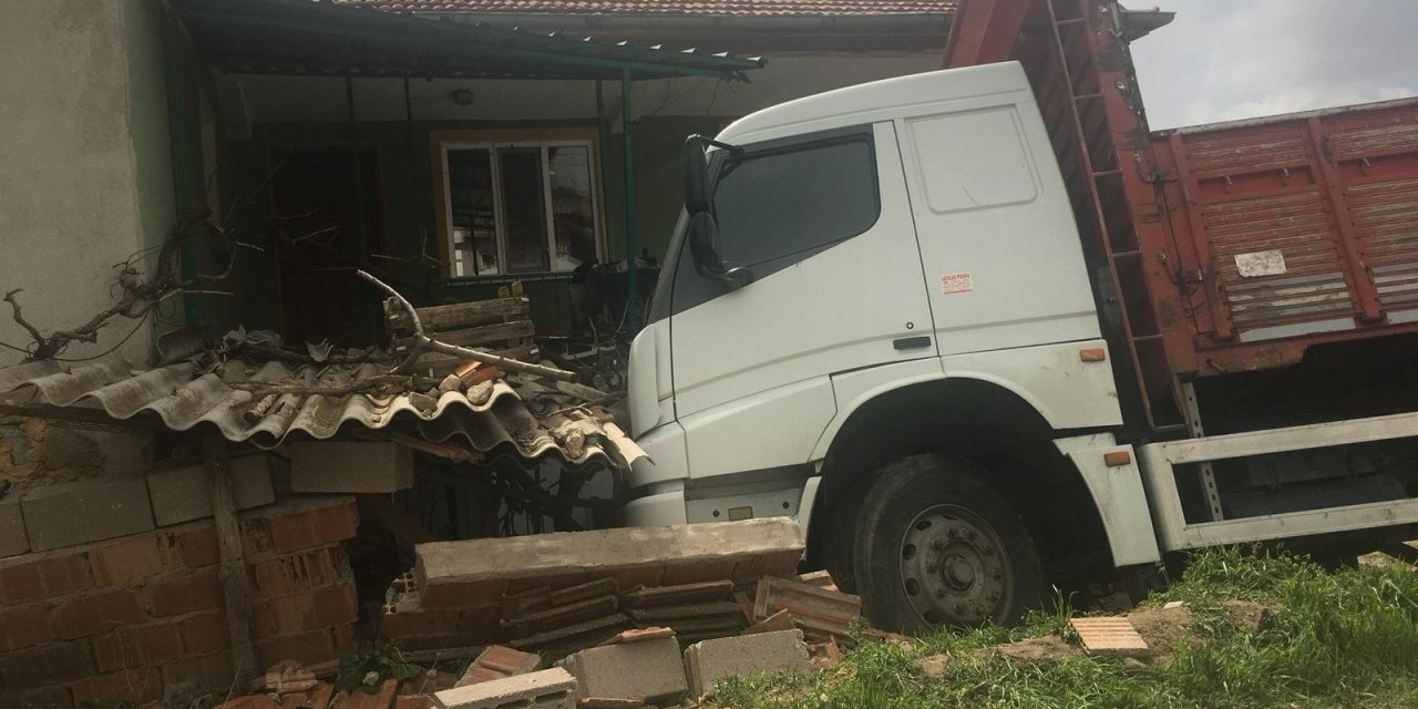 Yoldan Çıkan Kamyon Eve Çarptı