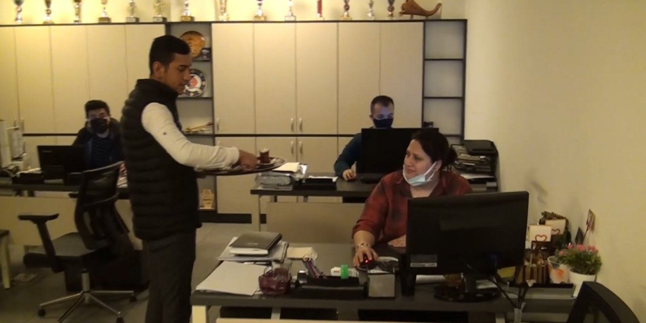 Belediyenin Neşeli Çaycısı Personele Moral Oluyor