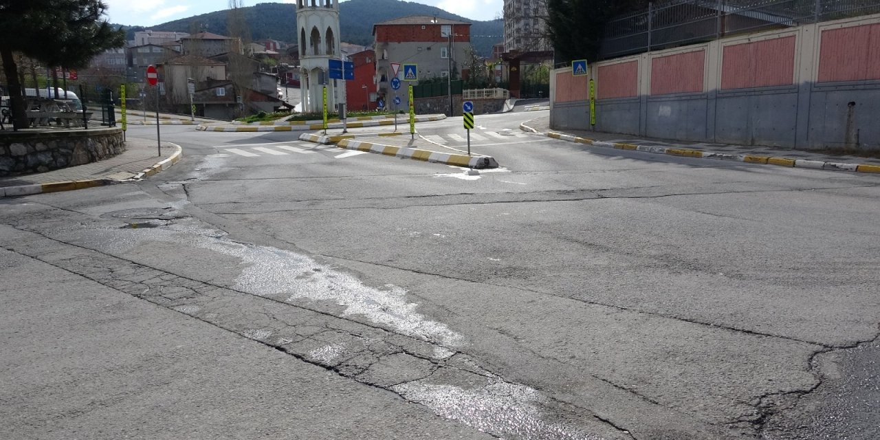 Sultanbeyli’de Süratli Otomobil İle Motosikletin Çarpıştığı Kaza Kamerada