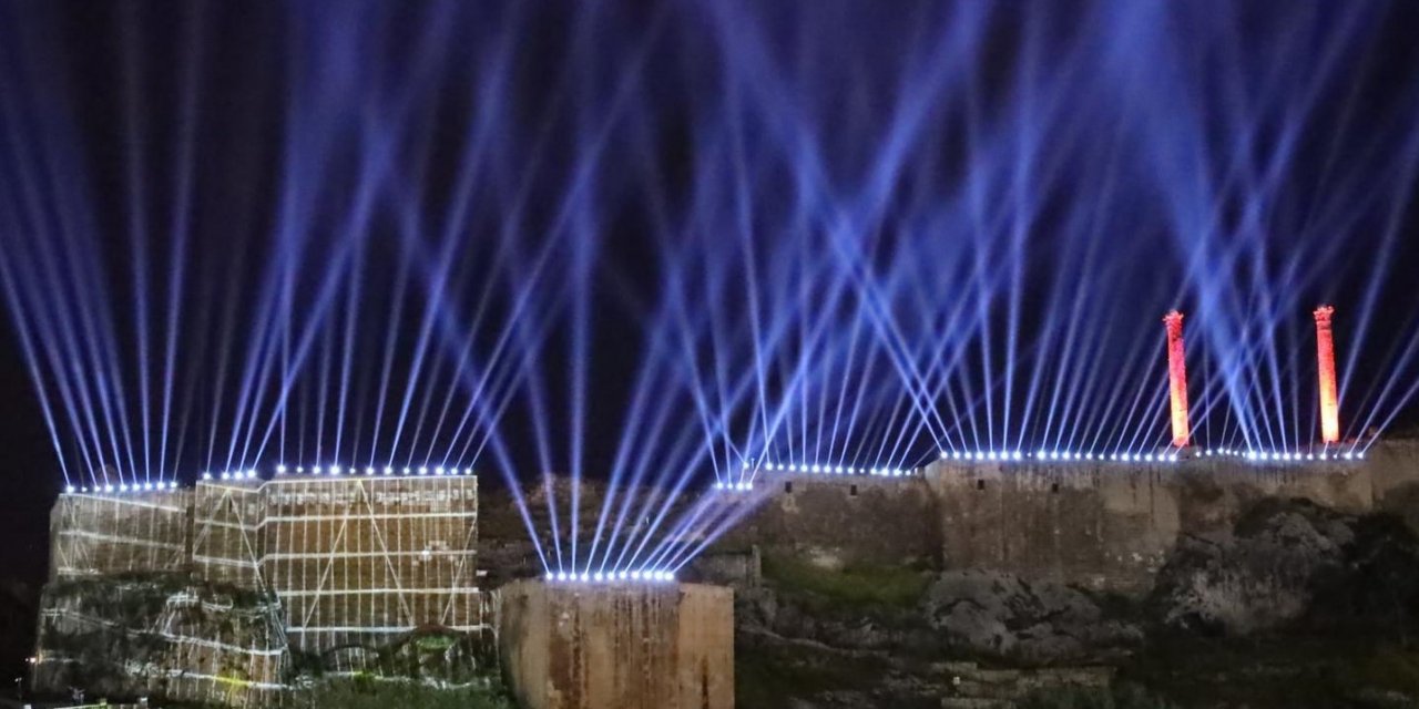 Kurtuluşun Yıl Dönümünde Işık Ve Havai Fişek Gösterisi Şanlıurfa Semalarını Süsledi