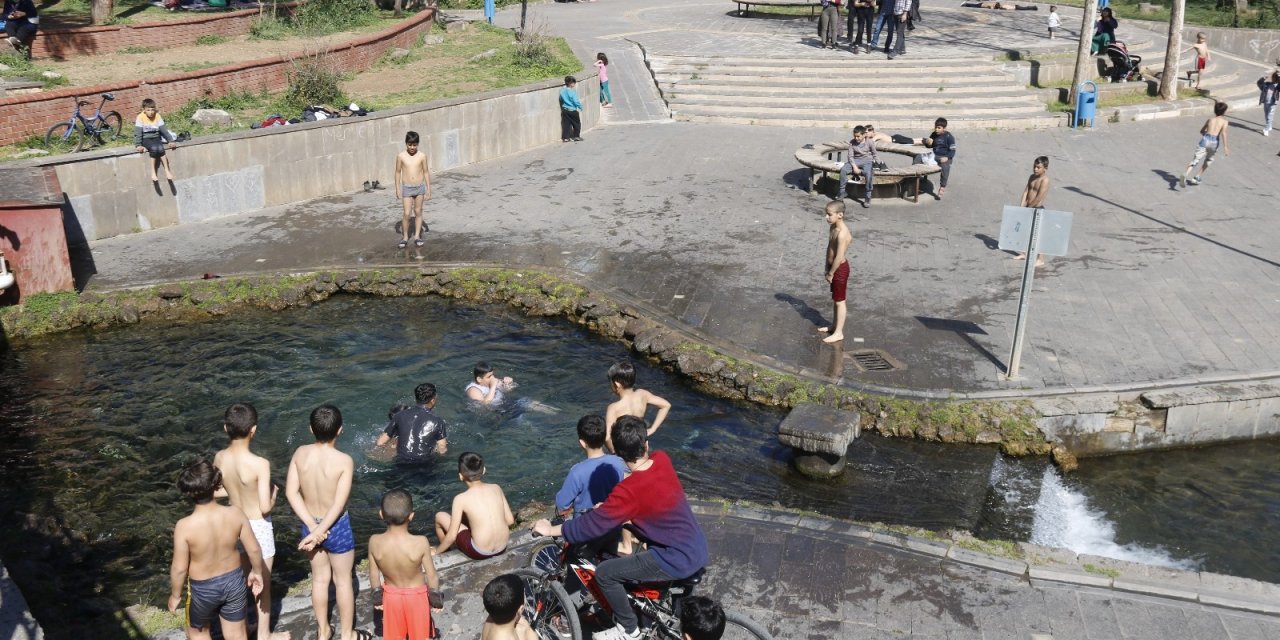 Diyarbakır’da Çocuklar Koronaya Aldırış Etmeden Süs Havuzunda Eğlendi