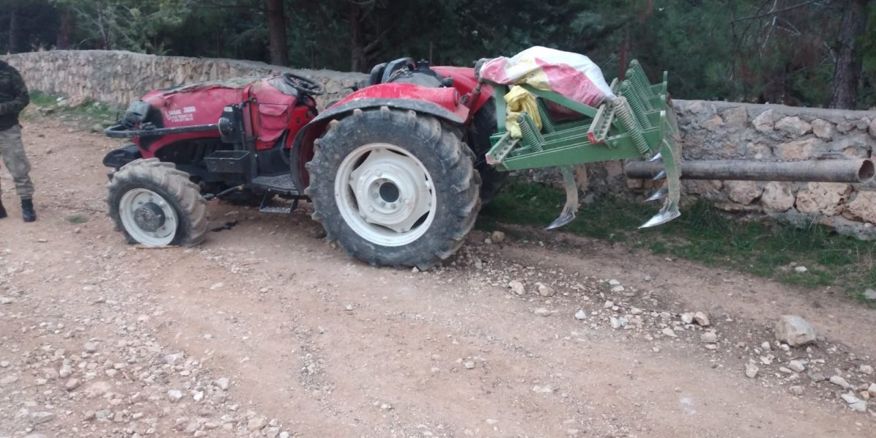 Devrilen Traktörün Altında Kalan Sürücü Yaralandı